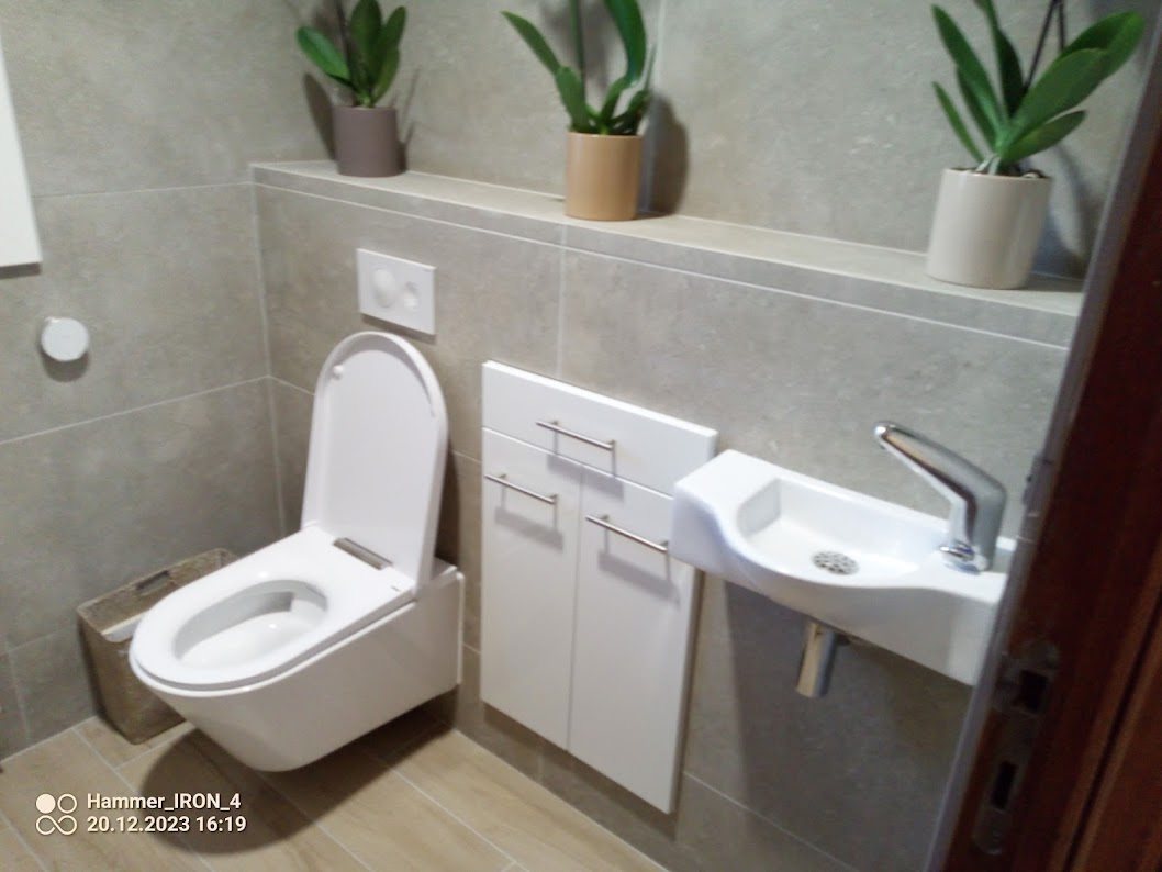 Ensemble WC et lave-mains adapté, accès facilité