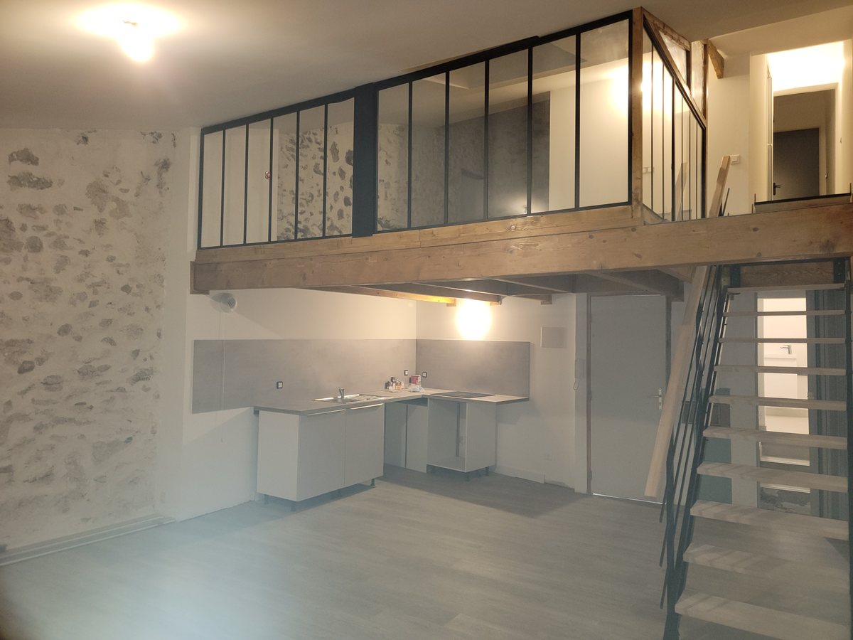 Séjour rénové avec mezzanine et garde-corps métal