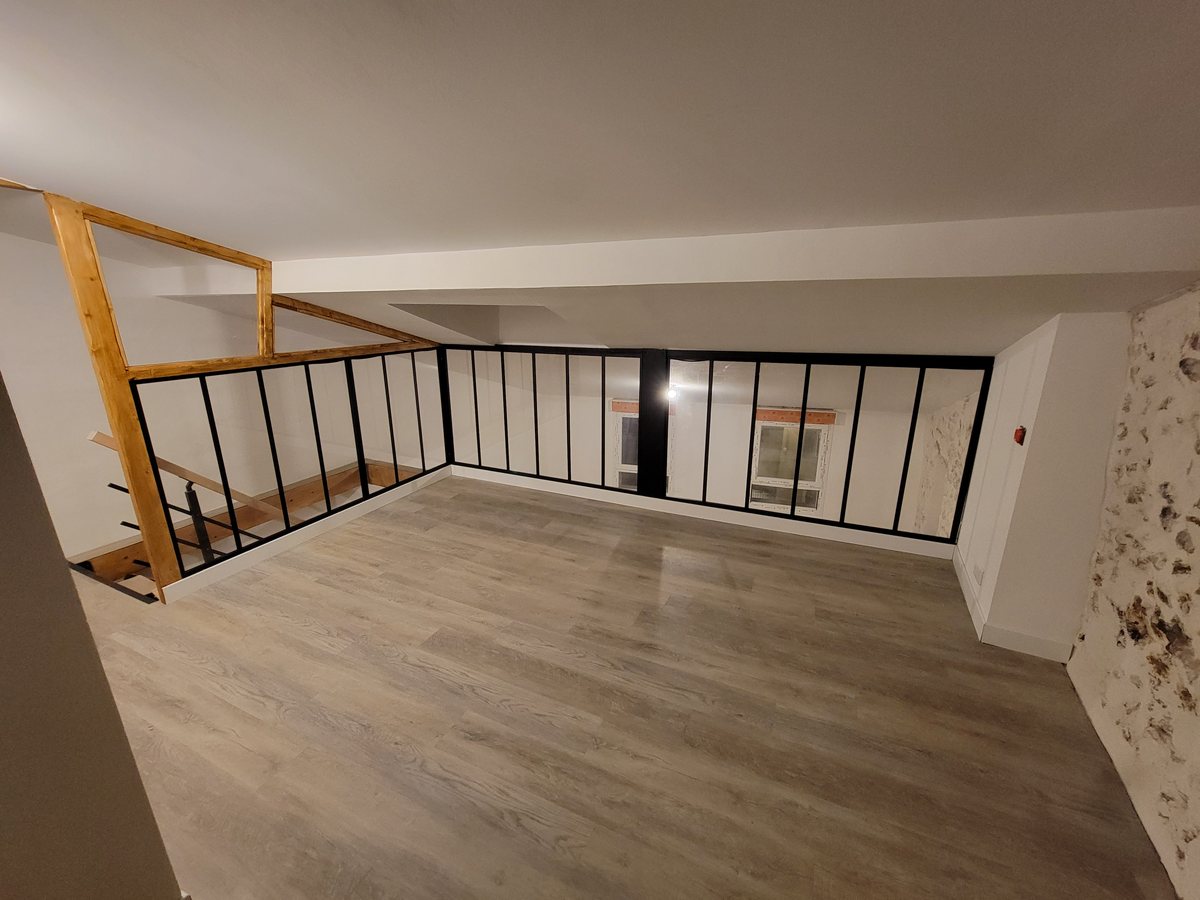 Mezzanine et garde-corps métallique après rénovation