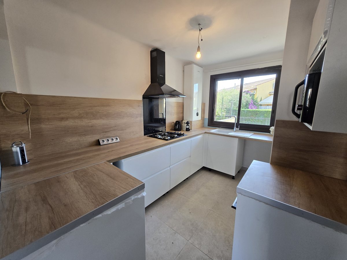Plan de travail bois et rangements sur mesure