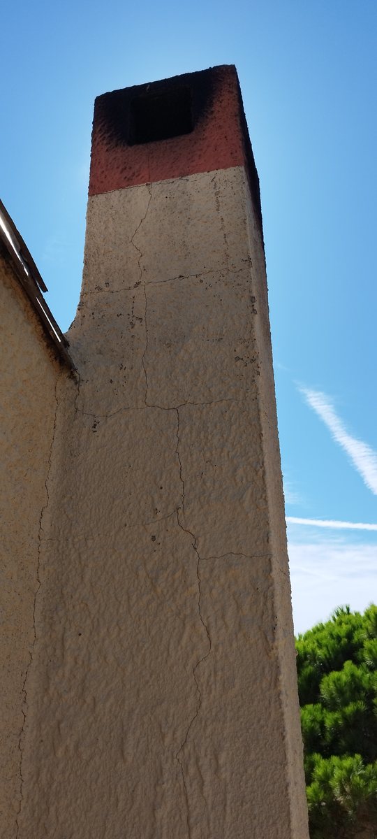 Souche de cheminée enduite, vue depuis le toit
