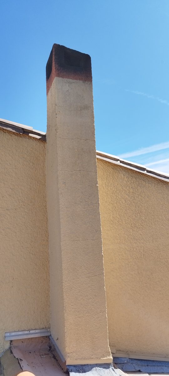 Souche de cheminée en bordure de toiture