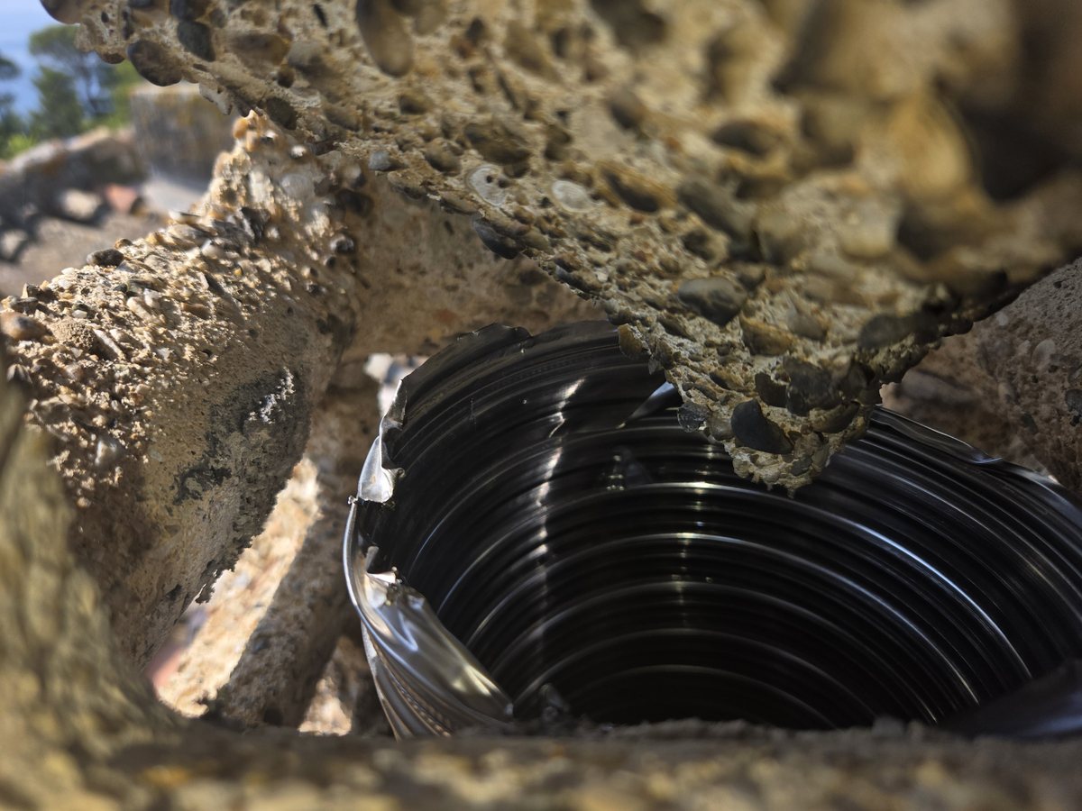 Conduit flexible descendu dans une souche