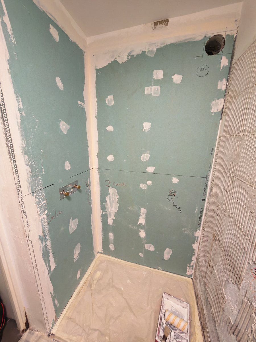 Salle de bains avant travaux, carrelage déposé