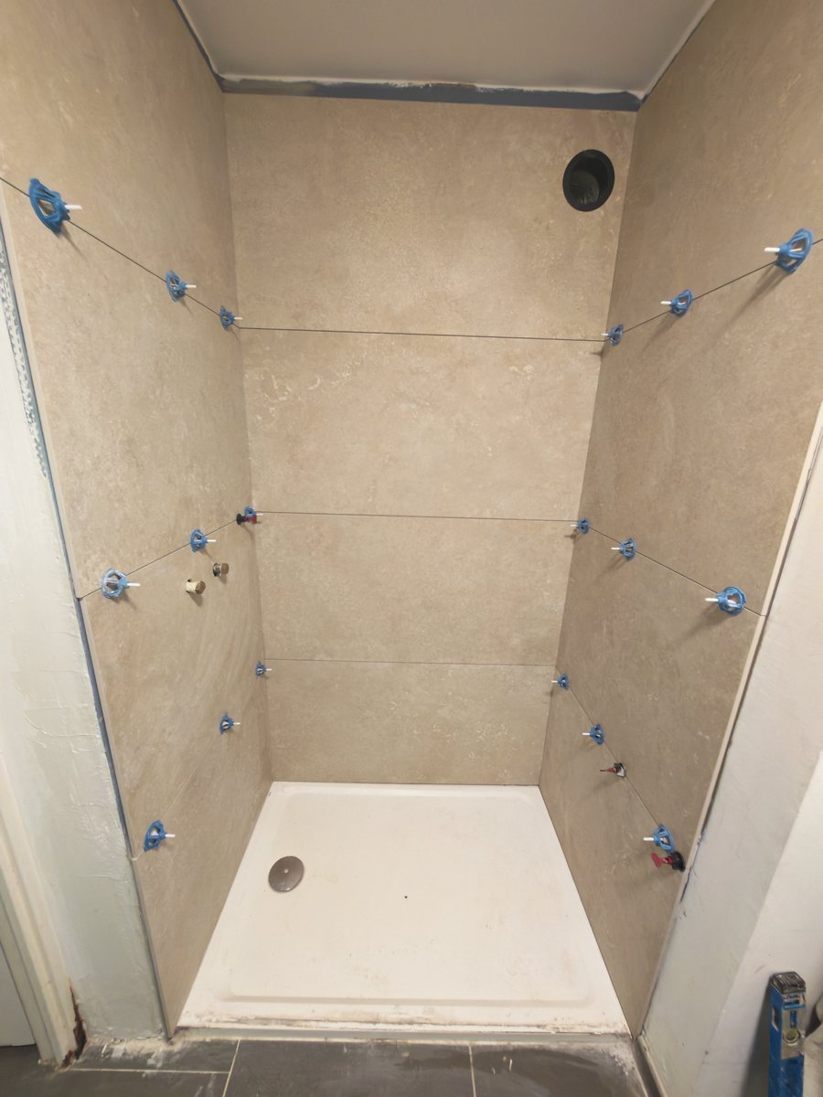 Receveur posé, carrelage en cours