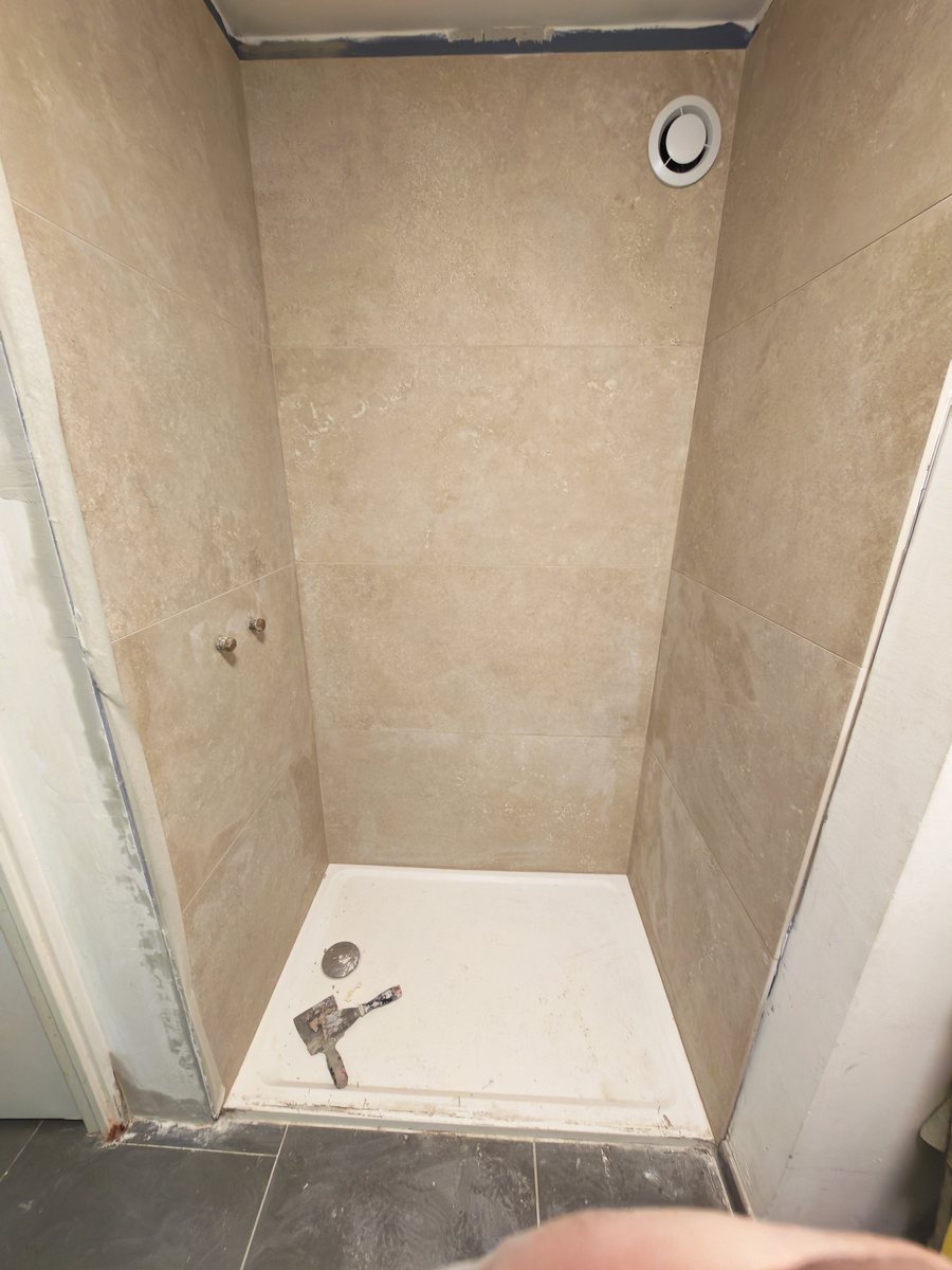 Douche carrelée, avant pose de la paroi