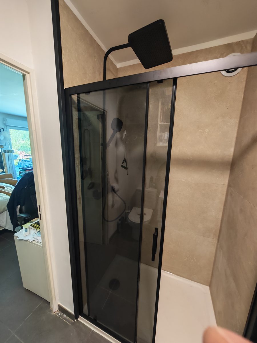 Douche terminée avec porte coulissante