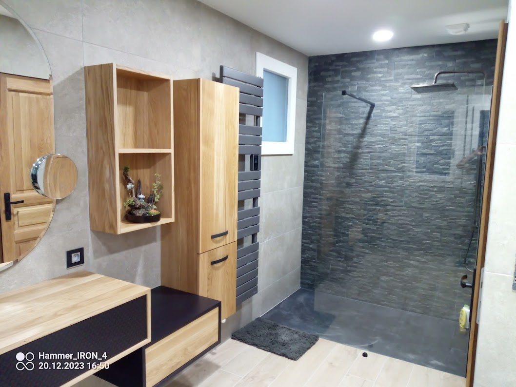Douche à l'italienne, paroi ardoise et niche de rangement