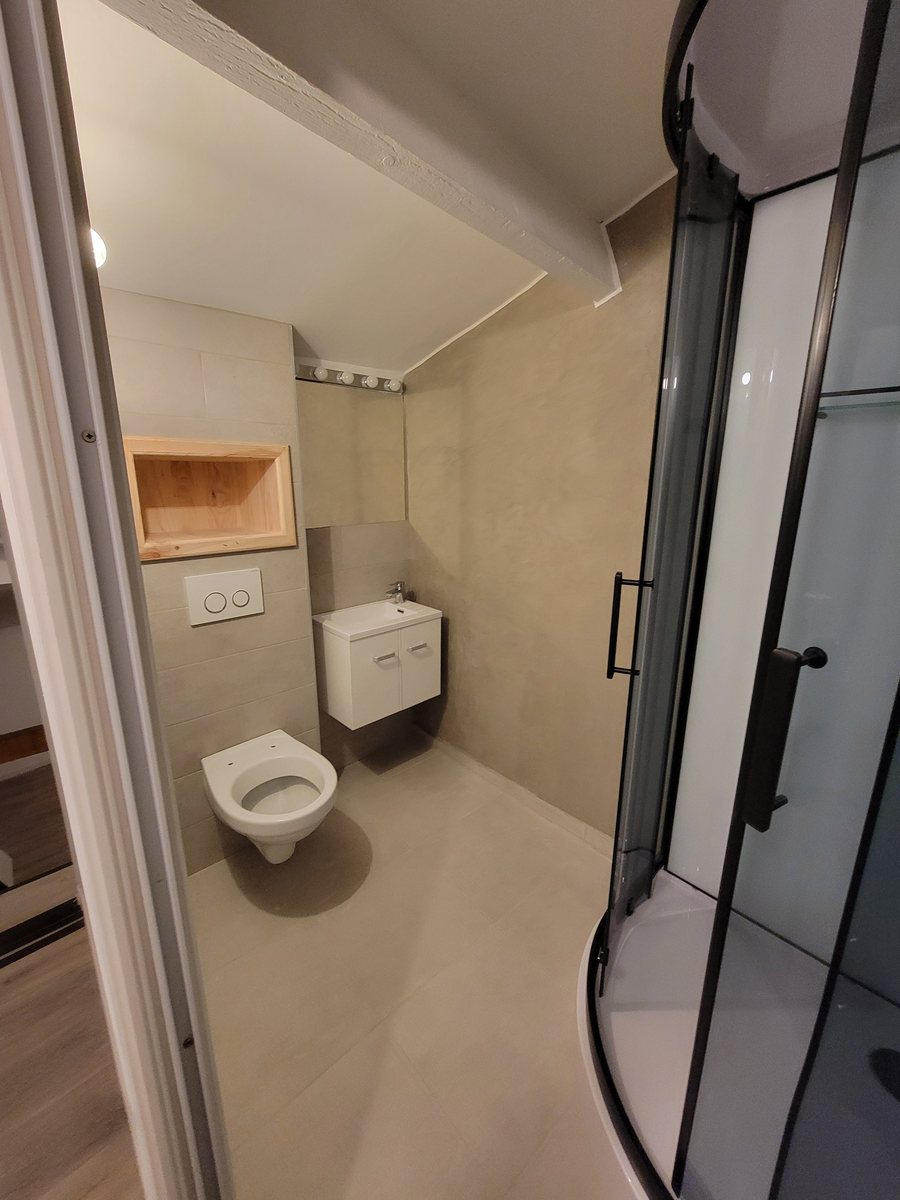 Salle d'eau contemporaine, cabine à cadre noir