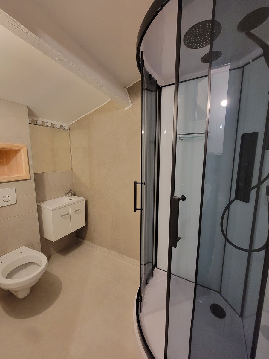 WC suspendu et cabine de douche arrondie