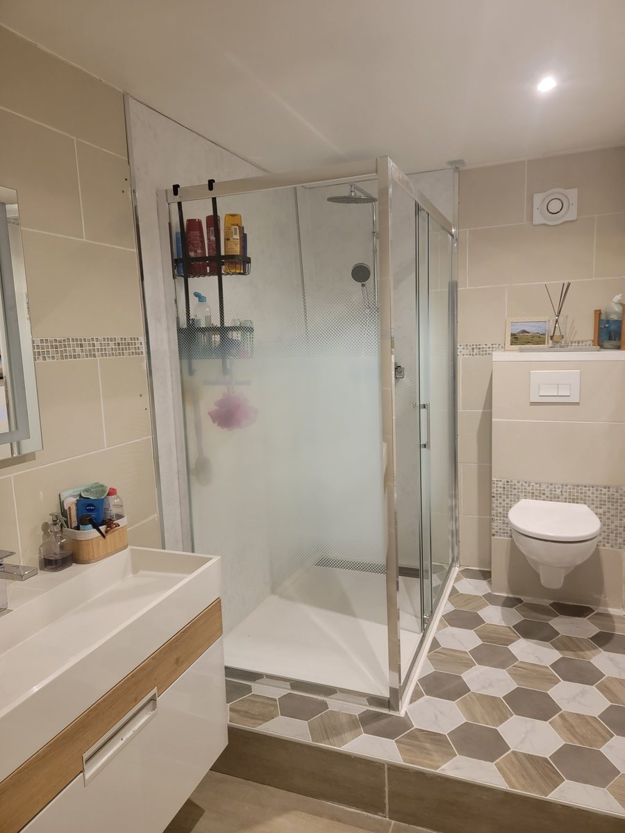 Salle de bains terminée, carrelage hexagonal au sol