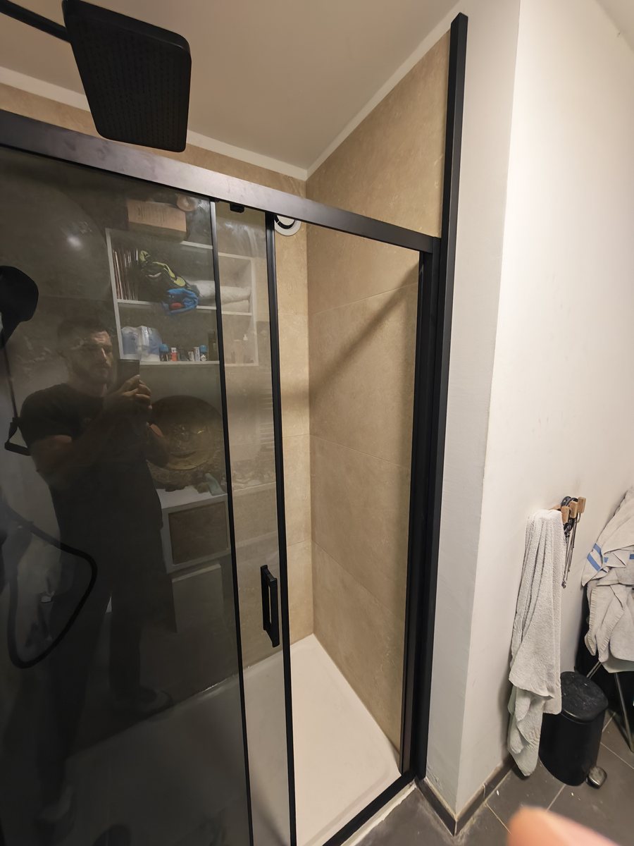 Douche terminée, robinetterie encastrée