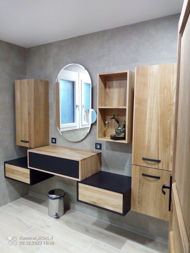 Meuble de salle de bains en chêne et vasque noire