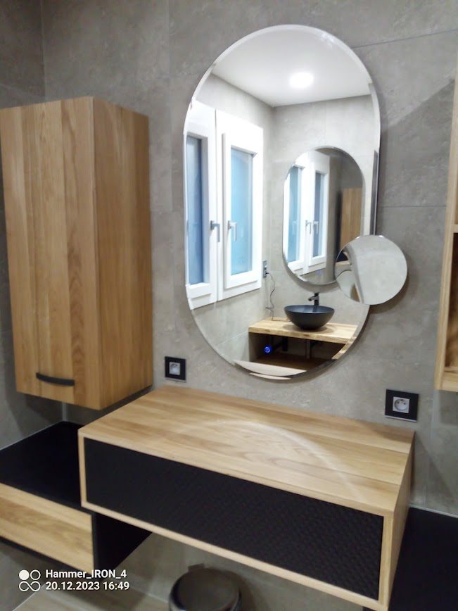 Miroir rétroéclairé au-dessus du plan vasque