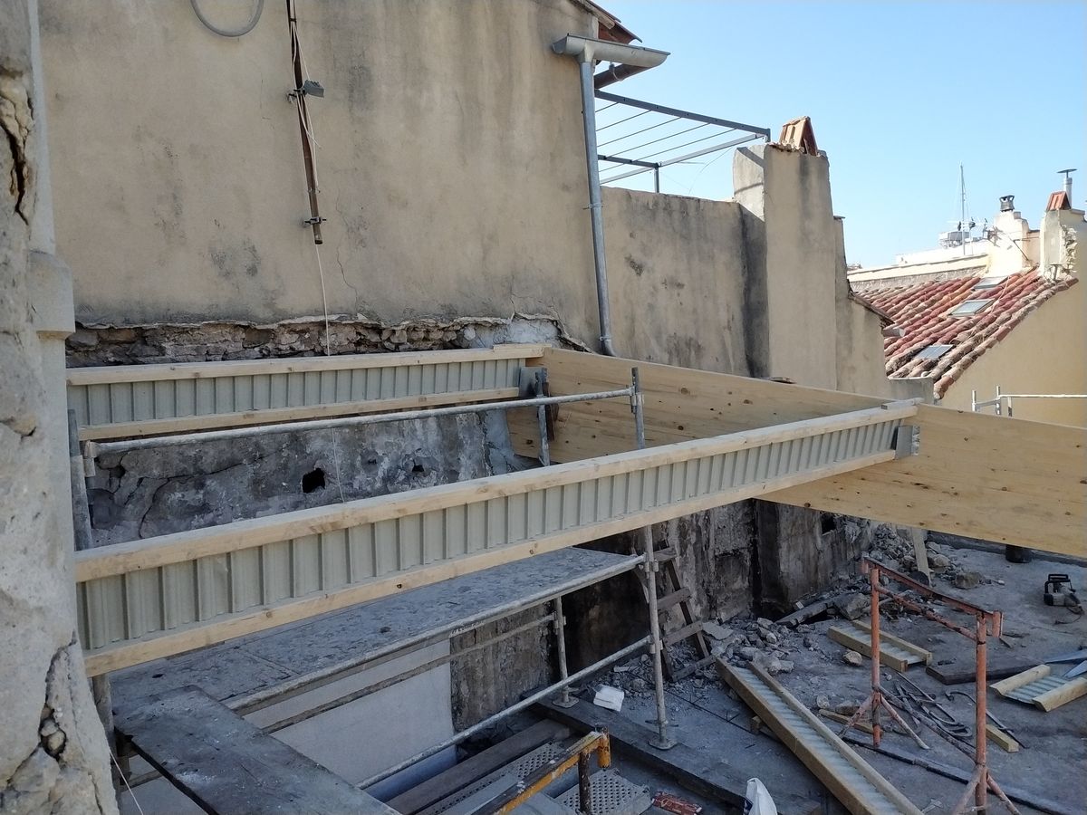 Chantier de toiture en cours, échafaudage en place
