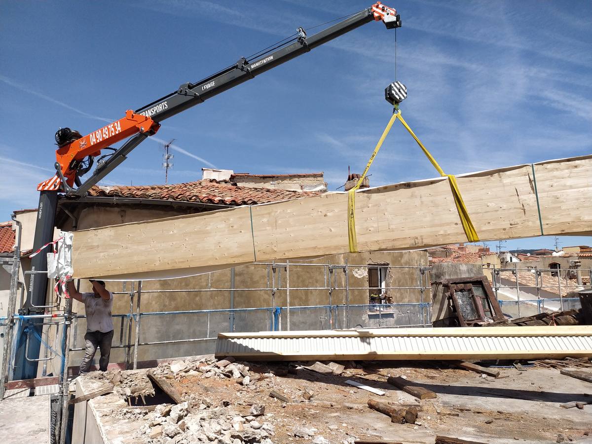 Levage d'une poutre à la grue sur un chantier